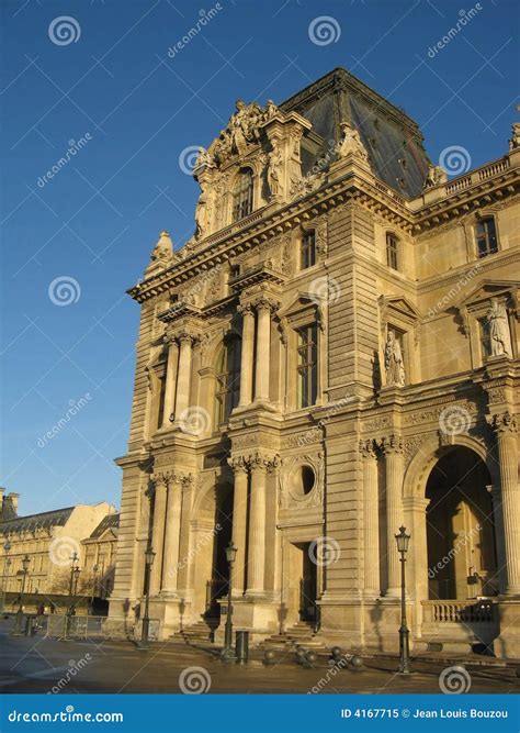 Palate Of Louvre In Paris Editorial Image Image Of Water 4167715