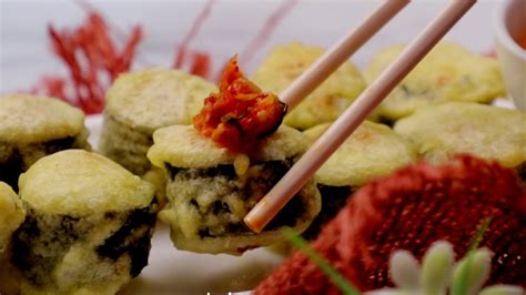 My first instinct is to order mee goreng, beehoon goreng, or maggi goreng. Cara Membuat Kimbab Abon Goreng - YouTube