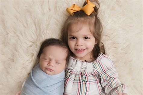Newborn and Sibling Photo Shoot Tips - Dallas Newborn Photographer