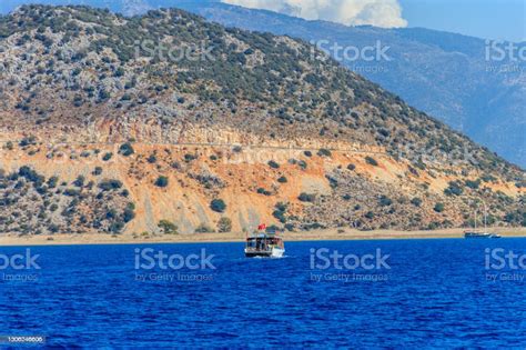 Kapal Wisata Berlayar Di Laut Mediterania Dekat Pulau Kekova Di