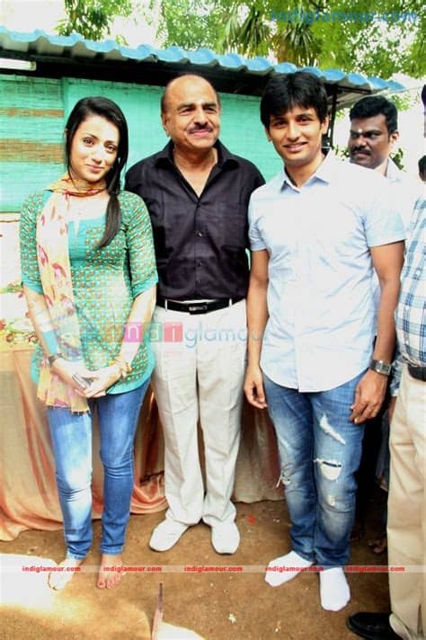 Text, um eine statusmeldung als text zu verfassen. Endrendrum Punnagai Movie Launch Pooja Stills photos ...