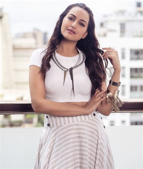 Pin By 퀸 ♏️ On ️sonakshi Sinha ️ Sonakshi Sinha Bollywood Bollywood Fashion