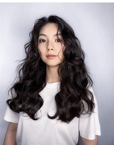 Pin By Nycole Mattoso On Cabelo Curly Asian Hair Long Wavy Hair