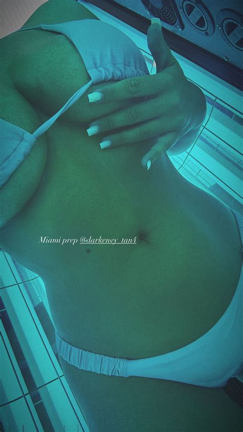Busty Boxing Ring Girl Apollonia Llewellyn Shares Boob Selfie From Inside Tanning Machine As She