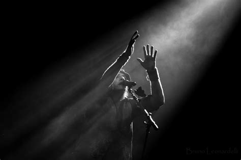 Wallpaper Singer Light Bw Hand Darkness Show Flickraward