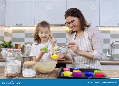 Madre E Hija Cocinando Muffins Juntos En La Cocina De Casa Foto De