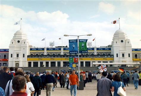 From escalators to transport fans up to the top tier to the 'landscaped concourse, you can see that no expense has been spared. Wembley-Stadion (1923) - Wikipedia