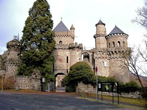 About the eventful history of löwenburg castle in the siebengebirge, built around 1200, destroyed in the thirty years' war around 1638. Castles in Europe: Löwenburg