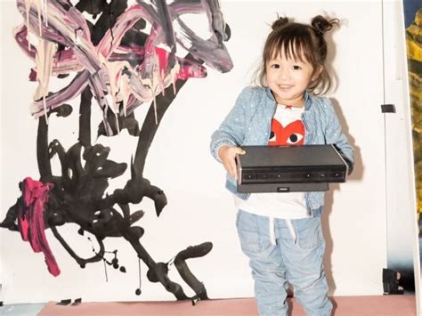 شاهد طفلة عمرها عامان ترسم لوحات فنية وبيعها بمئات الدولارات عين