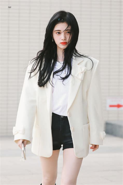 Tạo hình cúc tịnh y trong tân bạch nương tử truyền kỳ (2019) qua đến vân tịch truyện cũng không quá khác biệt cúc tịnh y cải nam trang trong thư sinh xinh đẹp và trong như ý phương phi, liệu các bạn có nhận ra? Fan nghi vấn Cúc Tịnh Y để Trương Triết Hạn làm ảnh nền ...