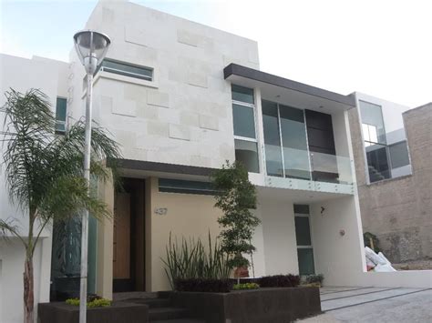 Aug 03, 2021 · una combinación de colores que aunque no es habitual en fachadas tan grandes, sin duda algunos habéis podido ver en algunos pueblos, donde el color de la fachada es de color gris y se hace un remarco de puertas y ventanas en color granate. Cantera blanca en 2020 | Cantera, Fachada con cantera ...