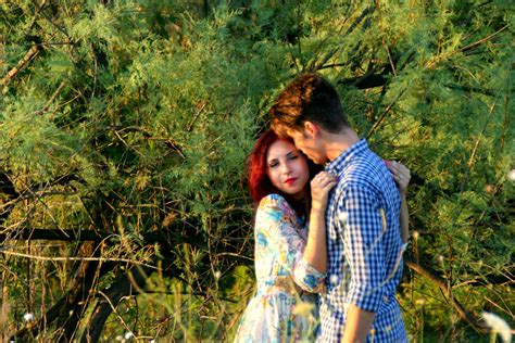 รูปภาพ ต้นไม้ คน สาว แสงแดด เด็กผู้ชาย ความรัก ฤดูใบไม้ร่วง จอด จูบ กอด สวย คู่