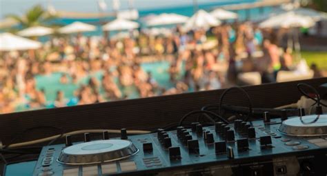 Las Vegas Pool Parties You Ll Fall In Love With By Holiday Genie