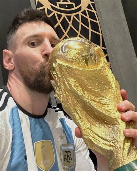 viral photos of lionel messi kissing the world cup trophy sportsmanor my xxx hot girl