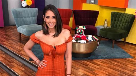 Cynthia Urías De Televisa Enseña Collar Y Sin Querer Muestra Escote