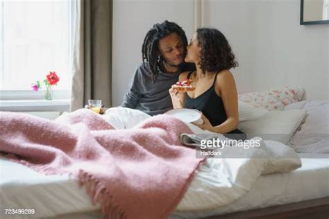 Black Couple Kissing Bed Fotografías E Imágenes De Stock Getty Images