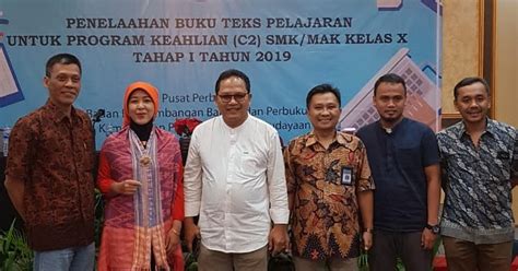 7 bentuk komunikasi kelompok rapat merupakan media komunikasi kelompok, yang pada prinsipnya untuk mendapatkan saling pengertian. Penelaah buku teks untuk mata pelajaran Komunikasi Massa.