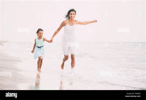 Madre E Hija Correr Y Divertirse En La Playa Fotografía De Stock Alamy