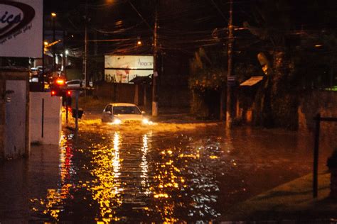 Sobe Para 7 Número De Mortos Pelas Chuvas No Rio Petrópolis Decreta