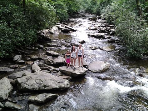 Girls In Creek 사진