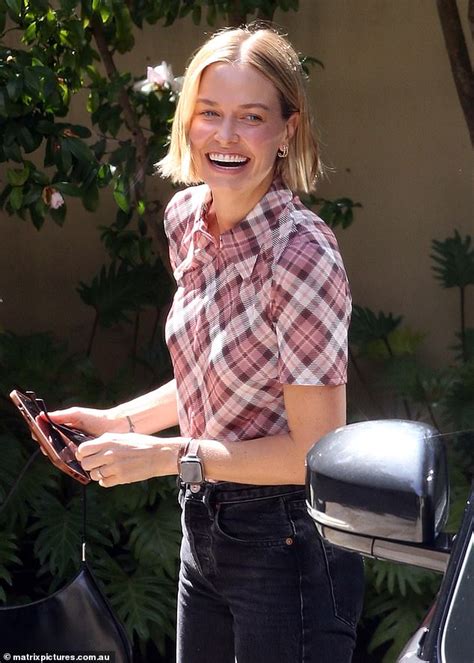 Lara Bingle Shares A Rare Smile As She Steps Out For Lunch In Rose Bay Daily Mail Online