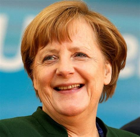 Angela merkel hatte ihren dienstsitz für das vorspiel eines ereignisses zur verfügung gestellt, das in drei jahren weltweit für furore sorgen soll: Fußball: Medien: Kanzlerin Merkel bei Keller-Wahl auf DFB ...