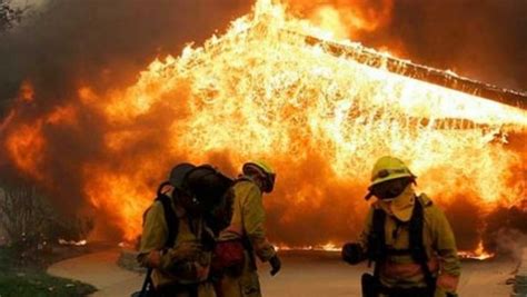 بالفيديو.. حرائق هائلة تهدد مئات المنازل في كاليفورنيا