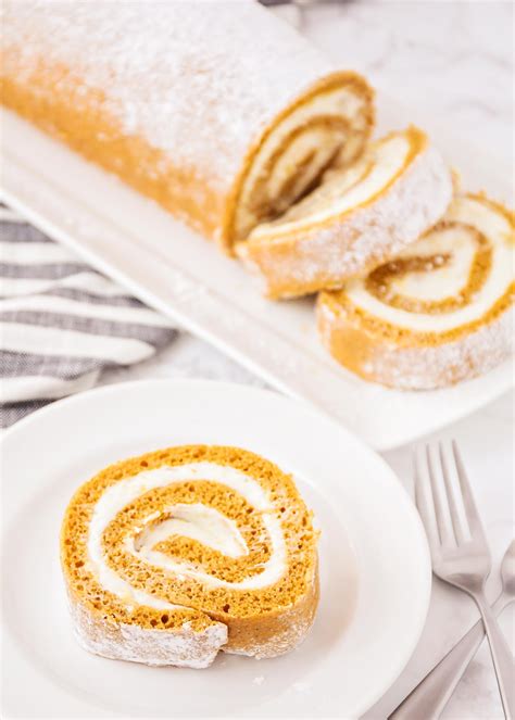 How does it not crack? Libby's Pumpkin Roll with Cream Cheese Filling (+VIDEO ...