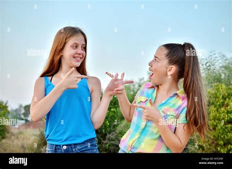 Beste Freunde Für Immer Zwei 12 Jährige Mädchen Im Teenageralter Sahen Einander Mit Einer