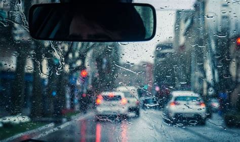 Uk Weather Clear Heavy Rain Off Car Windscreen And Avoid