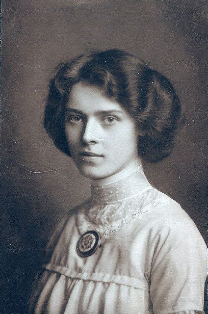 Portrait Of A Young Woman Early 1900s Old Portraits Vintage