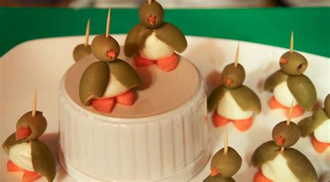 Altre idee di ricette sfiziose per aperitivo panini, pizzette e focacce sono elementi che non possono mai mancare, se scegli di fare un aperitivo completo tienilo in considerazione. Idee carine per aperitivi facili e veloci: i pinguini ...