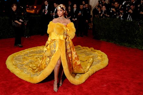 Rihanna En Guo Pei Couture Met Gala 2015 Le Meilleur Et Le Pire Du Tapis Rouge Journal Des