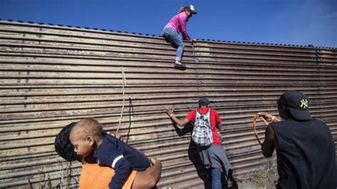 Caravana De Migrantes En Tijuana México Confirma Que Deportó A Casi