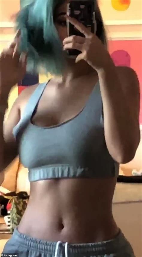 Kylie Jenner Flashes Her Toned Tummy In S3xy Instagram Selfie ~ My News