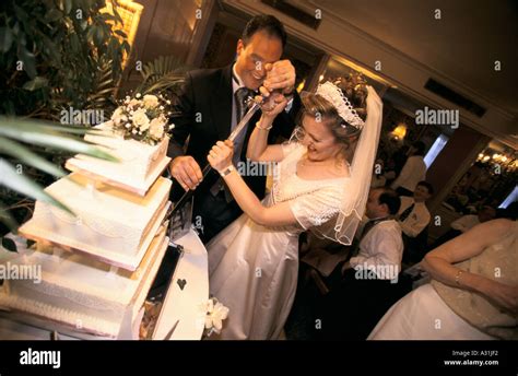 Wedding Uk Jennifer Parker Christopher Dyer Cutting The Cake 1997 Stock