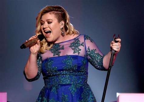 Kelly Clarkson Debuts New Song Invincible At 2015 Billboard Music