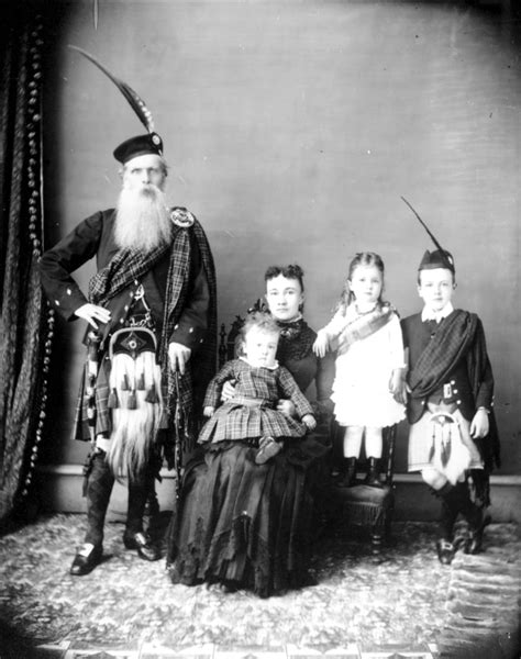 إما دونالد وهاريت ماكاي وعائلته أو تشارلز روس مع زوجته كاثرين توما