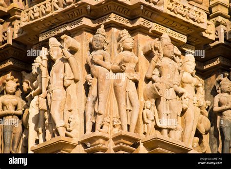 Las Esculturas De Dioses Y Hombres En La Fachada Del Templo Kandariya