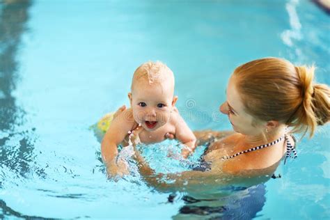 母亲教的婴孩游泳池 库存照片 图片 包括有 少许 孩子 子项 蓝色 健康 关心 婴儿 妈妈 76081292
