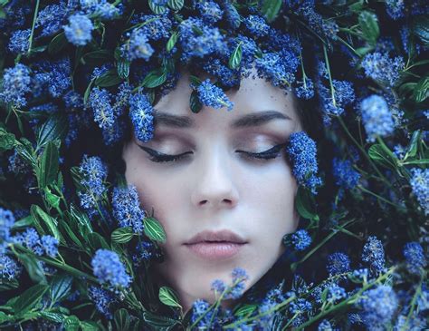 papel de parede cara mulheres olhos fechados verde azul flores azuis primavera flor