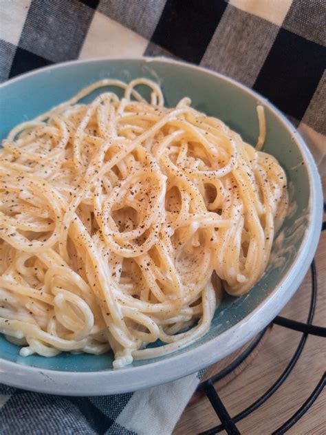 The key to the tasty sauce is the fish juices that leeches out while baking and is essentially the broth for the sauce! Quick Creamy Garlic Pasta - Heart & Soul Cooking