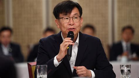 데일리한국 박준영 기자 김상조 청와대 정책실장은 2일 전세 시장이 불안정한 상황을 '과도기'로 규정하며 불편함을 누그러뜨리기 위한 대책을 마련하고 있다고 말했다.김 실장은 이날 sbs 8뉴스에. 김상조 "부동산, 더 센 정책 마다할 이유 없다…정책수단 풀가동 ...