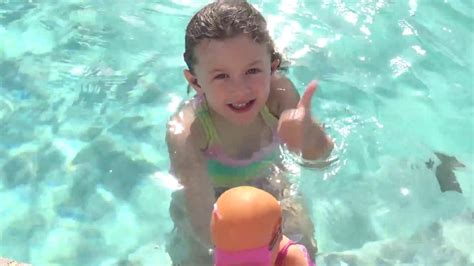 Nadando Na Piscina Com A Minha Bebê Boneca Natação Youtube