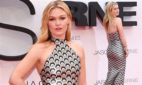 Julia Stiles Shows Off Her Hourglass Figure At Jason Bourne Premiere In London Daily Mail Online
