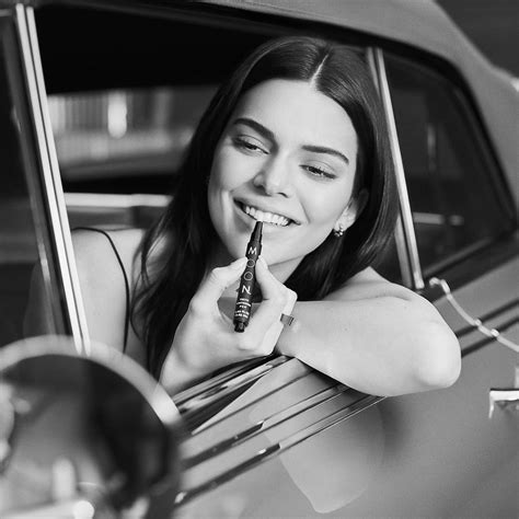 The Lowdown On Kendall Jenners Teeth Whitening Pen Savoir Flair
