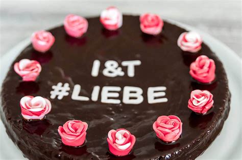 Um einen ganzen fondantkuchen aufzubewahren, bedecke den kuchen mit frischhaltefolie und bewahre ihn bis zu 3 tage bei zimmertemperatur auf. DIY: Fondant Rosen & Buchstaben | Schritt-für-Schritt ...