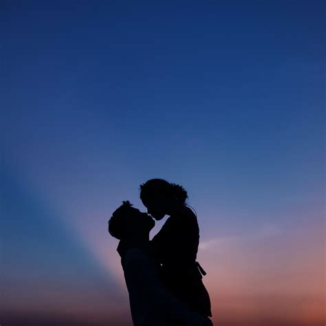 Couple Wallpaper 4k Silhouette First Kiss Romantic Kiss Sunset