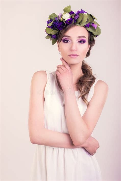 Ragazza Con La Corona Del Fiore Che Posa Nello Studio Fotografia Stock Immagine Di Quotidiano