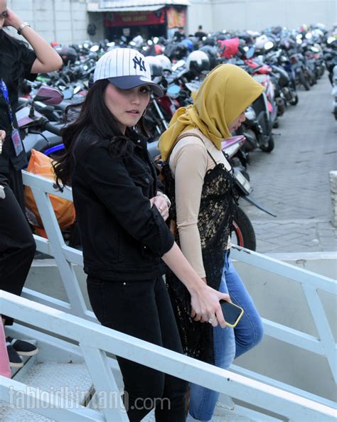 Ayu Ting Ting Tampil Keren Pakai Busana Serba Hitam dan Topi